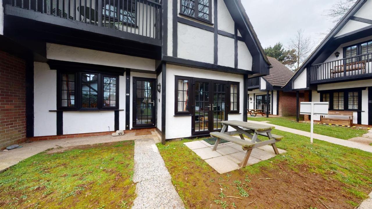 25 Tudor Court, Tolroy Manor Хейл Экстерьер фото